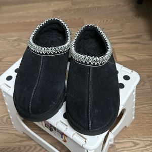 black ugg slippers size 7